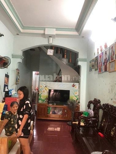 Nhà bán hẻm xe tải 6m, 1 trệt, 2 lầu đường thông ra chợ Hoàng Hoa Thám