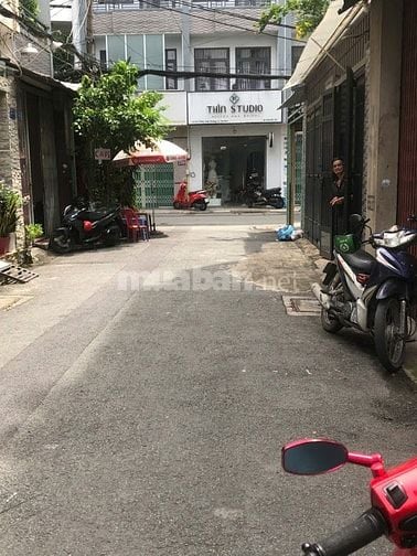 Nhà bán hẻm xe tải 6m, 1 trệt, 2 lầu đường thông ra chợ Hoàng Hoa Thám