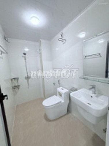 Nhà liền kề đường Hoàng Quốc Việt, Dt 70m2 x 5 tầng thông có Thang Máy