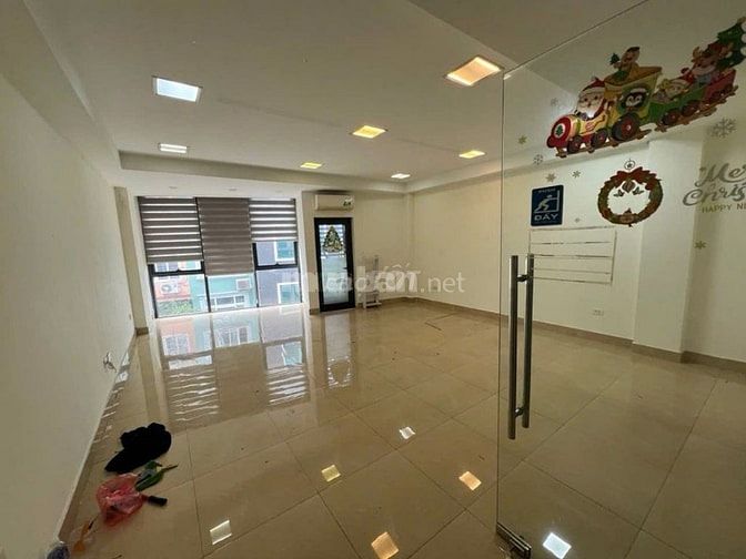 Nhà liền kề đường Hoàng Quốc Việt, Dt 70m2 x 5 tầng thông có Thang Máy