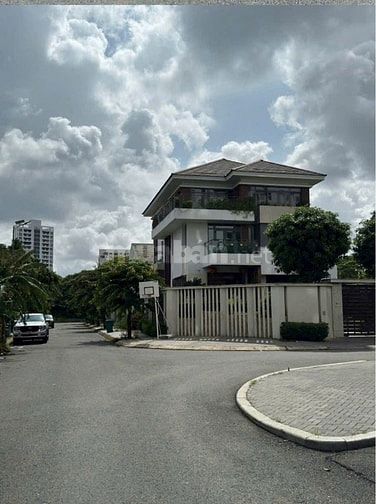Biệt Thự KDC Trần Thái , Phước Kiển , DT: 10x20 . 3,5 lầu .NT cao cấp.