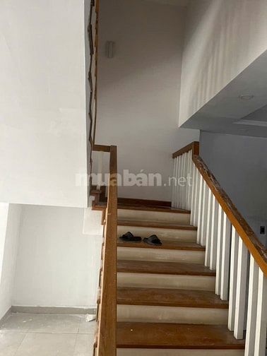 Cho thuê nhà 3 tầng , đường 16m . H- Đông Nam 