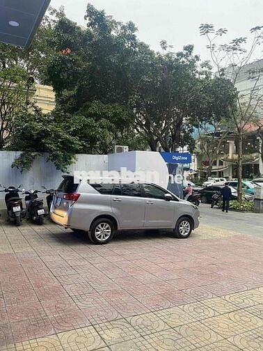 Toyota Innova 7 chỗ Bạc