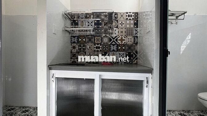 PHÒNG RỘNG RÃI, MỚI LÀM, Ở NGAY, GẦN NGÃ TƯ HÀNG XANH, CẦU THỊ NGHÈ