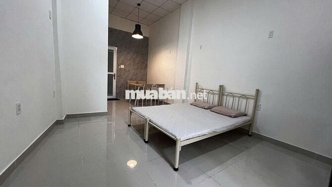 PHÒNG RỘNG RÃI, MỚI LÀM, Ở NGAY, GẦN NGÃ TƯ HÀNG XANH, CẦU THỊ NGHÈ