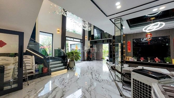 CẦN BÁN BIỆT THỰ SÂN VƯỜN CAO CẤP – HỒ BƠI RIÊNG TẠI TRUNG TÂM ĐỨC HÒA