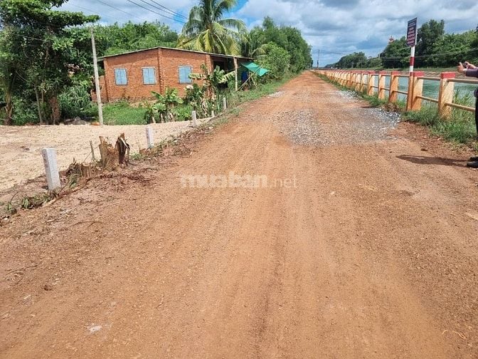 Đất thổ cư 2 mặt tiền. view kênh đông, Ngay KCN Phước Đông. 390tr 