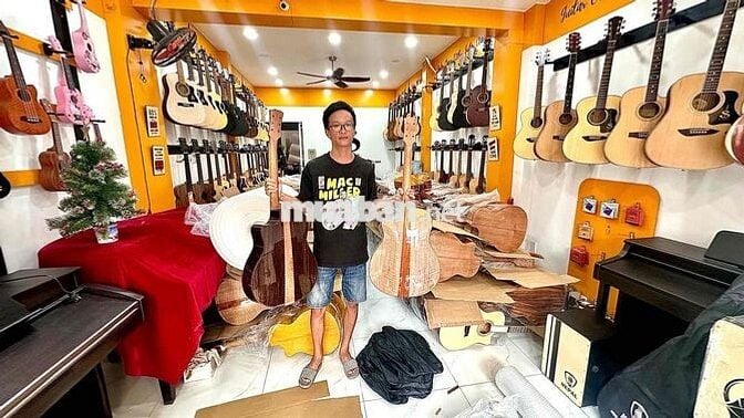 2 THỢ GIA CÔNG ĐÀN GUITAR