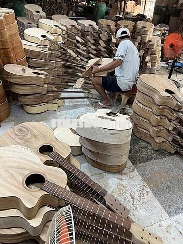 2 THỢ GIA CÔNG ĐÀN GUITAR