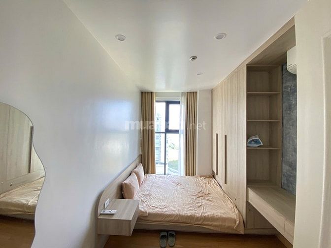 Cho thuê căn hộ 3 phòng ngủ, diện tích rộng và đầy đủ nội thất.