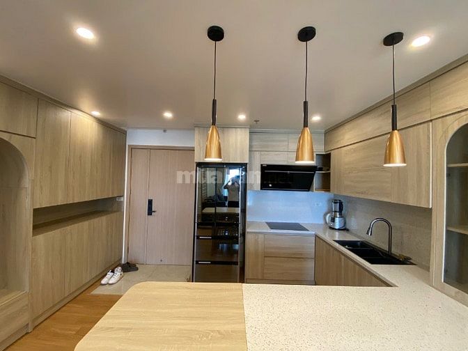 Cho thuê căn hộ 3 phòng ngủ, diện tích rộng và đầy đủ nội thất.