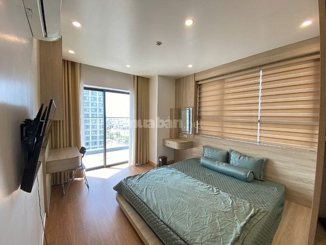 Cho thuê căn hộ 3 phòng ngủ, diện tích rộng và đầy đủ nội thất.