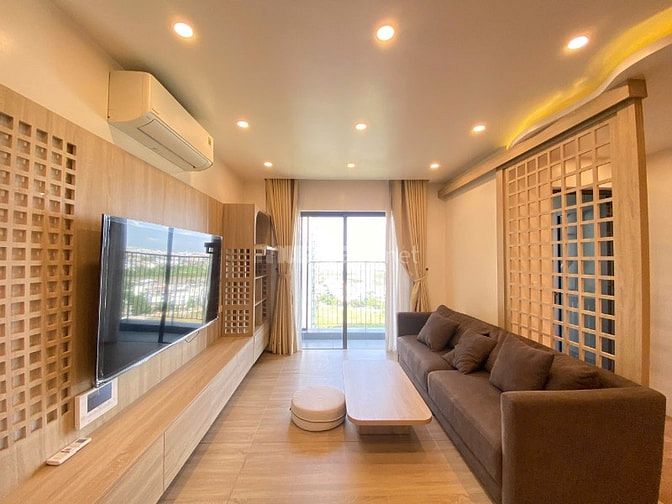 Cho thuê căn hộ 3 phòng ngủ, diện tích rộng và đầy đủ nội thất.