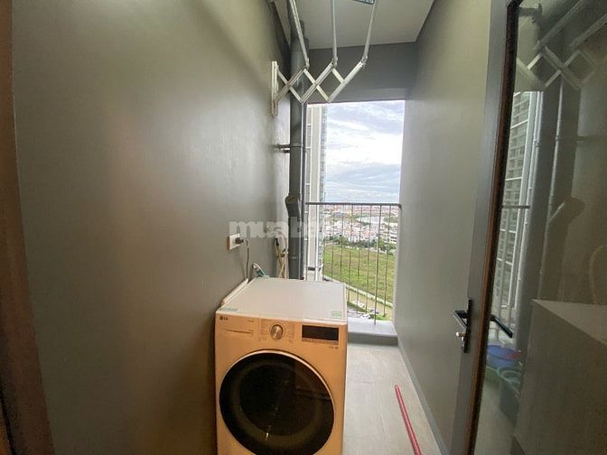 Cho thuê căn hộ 3 phòng ngủ, diện tích rộng và đầy đủ nội thất.