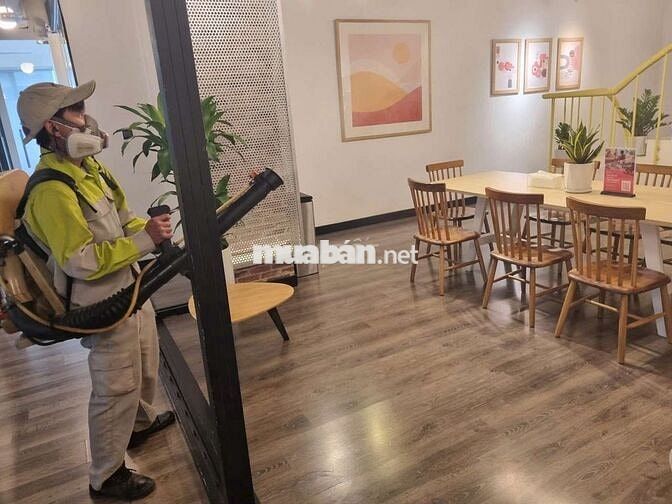 Nhân viên xử lý côn trùng 