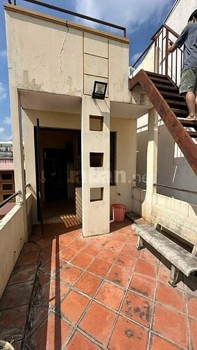 CHO THUÊ NHÀ NGUYÊN CĂN 260M² HẺM CMT8 QUẬN 10 – 5 PHÒNG – SÂN THƯỢNG 