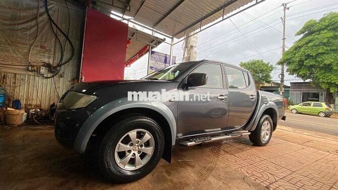 Mitsubishi Triton Xám 5 chỗ