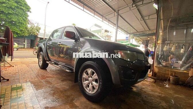 Mitsubishi Triton Xám 5 chỗ