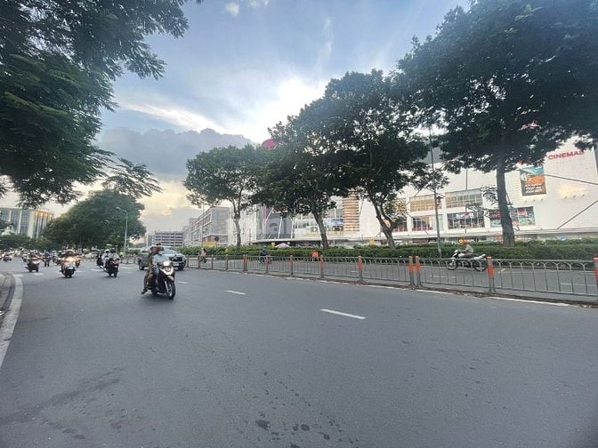 Bán khách sạn MT đường Bờ Bao Tân Thắng gần AeOnMall, 7T nhỉnh 20 tỷ