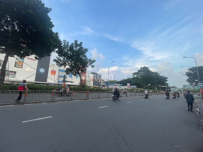 Bán khách sạn MT đường Bờ Bao Tân Thắng gần AeOnMall, 7T nhỉnh 20 tỷ