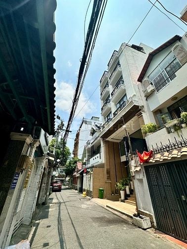 Siêu phẩm CHDV cách sân bay Tân Sơn Nhất 500m - vị trí đẹp giá tốt !