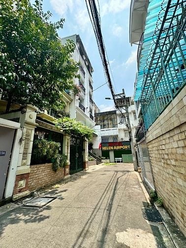 Siêu phẩm CHDV cách sân bay Tân Sơn Nhất 500m - vị trí đẹp giá tốt !