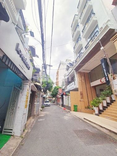 Siêu phẩm CHDV cách sân bay Tân Sơn Nhất 500m - vị trí đẹp giá tốt !