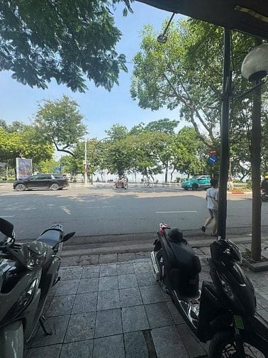 Cho thuê nhà mặt đường Thanh Niên, phường Ba Đình