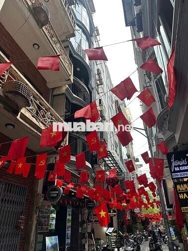 Bán nhà mặt phố Ngõ Huyện. Mt:5,5m. Dòng tiền 85tr/tháng.