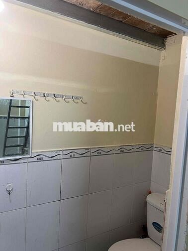 Bên mình còn 1 phòng có gác lửng, tolet riêng, chỗ để xe miễn phí