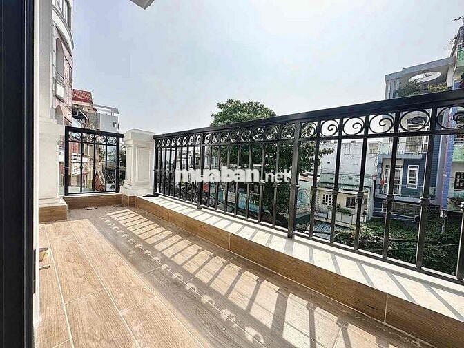 Khai trương duplex ban công màu hồng pastel