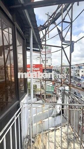 Cho thuê sàn 25m2 mặt tiền lầu 3, góc ngã tư Bạch Đằng