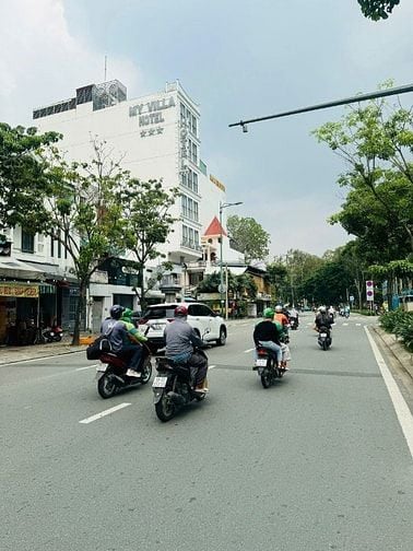 Bán mặt tiền đường Hồng Hà, Trệt 4 lầu ST, DT: 67m2, 9PN, 6WC. Gần CV
