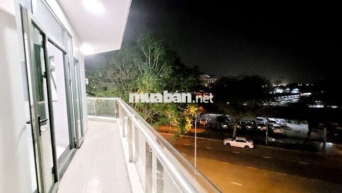 Cho thuê văn phòng góc 80m² ban công rộng, giá 14tr - Vạn Phúc City