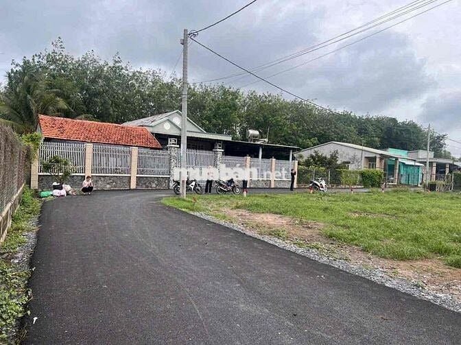 Bán đất 100m2 thổ cư, 2 mặt tiền đường nhựa