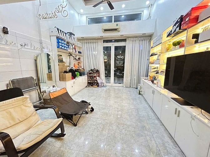 Tầng trệt CC TrầnHưngĐạo P7Q5 105,99m2 SHR gần NH Đồng Khánh hỗ trợ NH