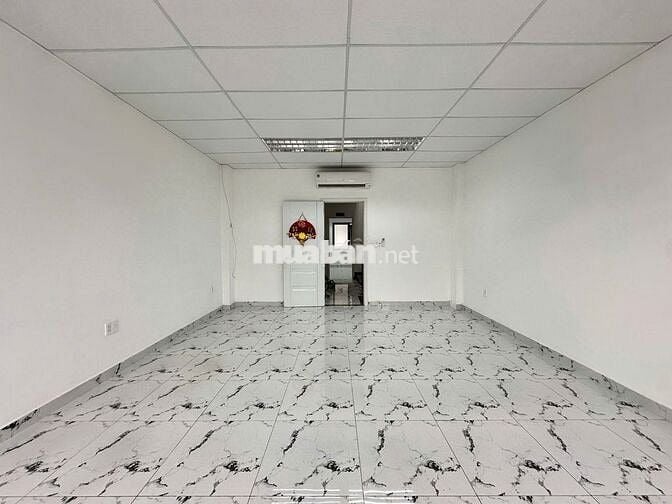 Cho thuê văn phòng 35m² có máy lạnh ban công giá 7,5tr - Vạn Phúc City