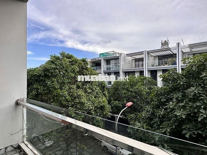 Cho thuê văn phòng 35m² có máy lạnh ban công giá 7,5tr - Vạn Phúc City