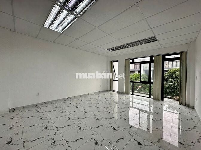Cho thuê văn phòng 35m² có máy lạnh ban công giá 7,5tr - Vạn Phúc City