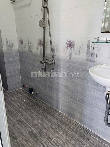 Cho thuê nhà hẻm xe tải 3 lầu 1 sân thượng 61/1 Thăng Long Tân Bình (c