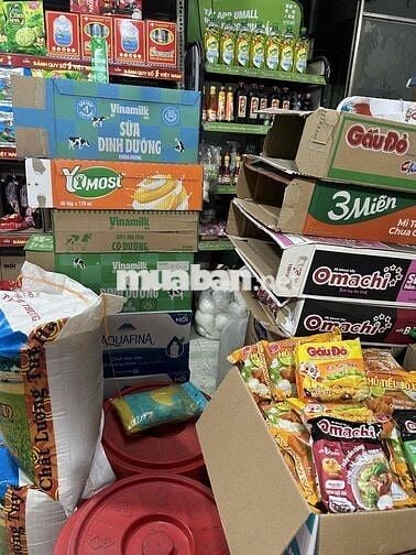 Sang cửa hàng tạp hoá, mặt tiền đường Phan Văn Đối