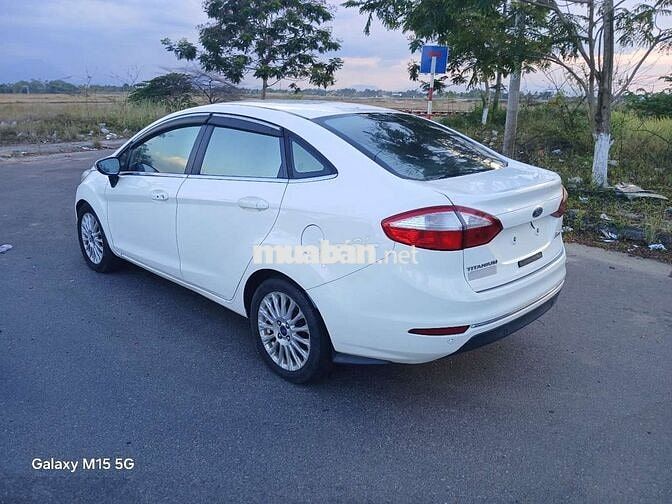 Ford Fiesta Titanium Trắng