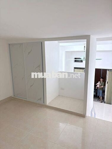 Hiếm! Chỉ 5tr- Cho thuê nhà Ngọc Lâm, 50m, Ô tô đỗ cổng, nội thất đủ
