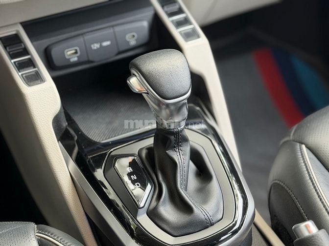 kia carens 2022 bản luxury màu trắng
