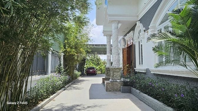 Biệt thự vườn ngay khu thương mại sang xịn mịn. 11,5 tỷ 