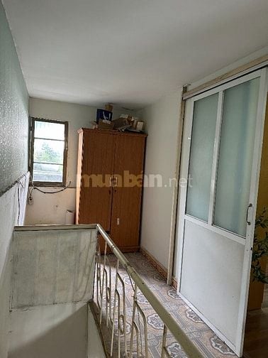 Cho thuê căn tập thể 2 tầng 3 ngủ Lý Nam Đế, Hoàn Kiếm, đủ đồ