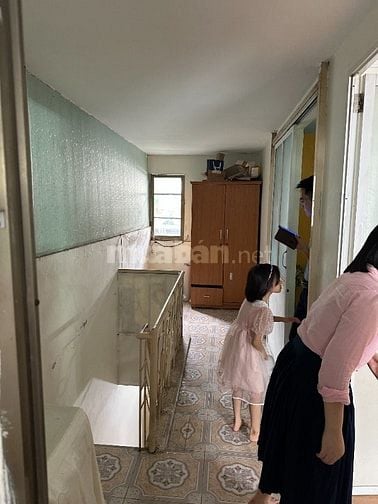 Cho thuê căn tập thể 2 tầng 3 ngủ Lý Nam Đế, Hoàn Kiếm, đủ đồ