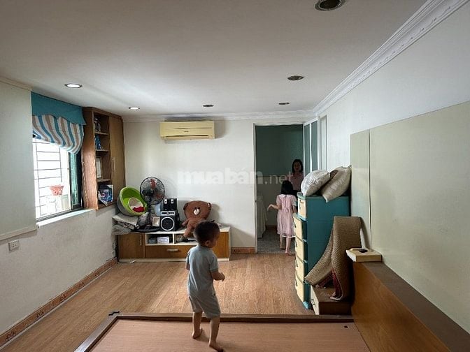 Cho thuê căn tập thể 2 tầng 3 ngủ Lý Nam Đế, Hoàn Kiếm, đủ đồ