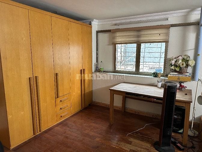 Cho thuê căn tập thể 2 tầng 3 ngủ Lý Nam Đế, Hoàn Kiếm, đủ đồ