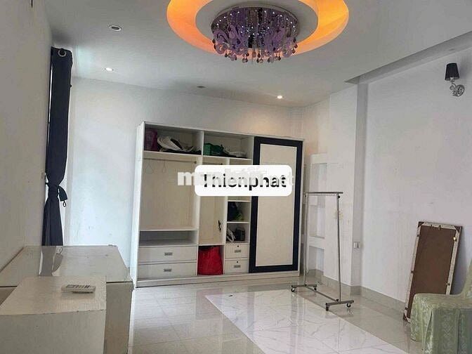Nguyên căn 2PN có ban công vỉa hè kd được